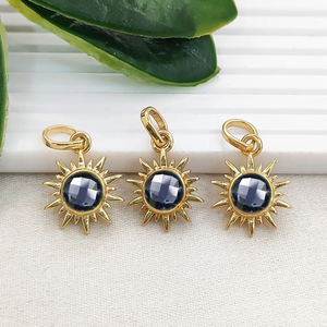 Pendentif en quartz iolite plaqué or avec breloques en forme de soleil, serti de pierres rondes, bijou en quartz iolite, breloque soleil en pierre précieuse ronde de 6 mm - Product Image 1