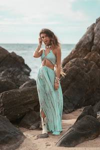 เดรสยาวผู้หญิงลายมัดย้อม ตัดเย็บแบบเว้าหลัง คอวี สไตล์โบฮีเมียน เป็นมิตรกับสิ่งแวดล้อม ระบายอากาศได้ดี ทรงเอไลน์ เหมาะสำหรับใส่ไปเที่ยวทะเลในฤดูร้อน - Product Image 5