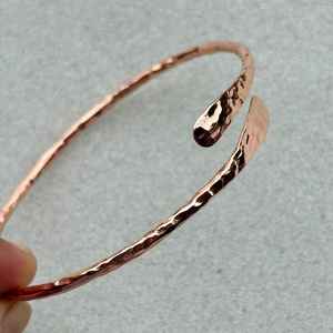 กำไลข้อมือทองแดงทำมือสไตล์โมเดิร์นสำหรับผู้ชาย ทองแดงแท้ คุณภาพสูง - Product Image 3