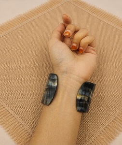 Ensemble de bracelets manchette personnalisés en corne de buffle naturelle faits à la main, larges et ouverts, thème animalier, de l'Uttar, pour la Saint-Valentin - Product Image 5