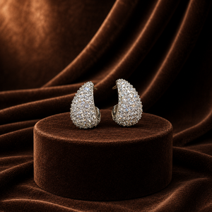 Boucles d'oreilles créoles épaisses pour femmes, serties de micro-pavés de moissanite et de diamants ronds brillants - Product Image 1