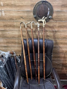 Bâtons de marche rustiques modernes en bois naturel écologique avec poignée en laiton poli, idéaux pour les cadeaux - Product Image 2