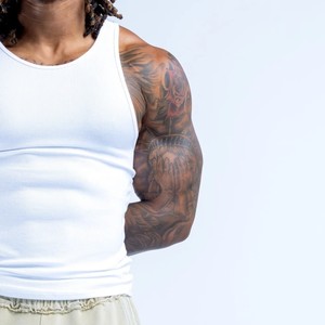 Camiseta sin mangas para hombre con logo personalizado OEM, tejido ligero de alta calidad, espalda cruzada y bajo curvo, ideal para gimnasio y ropa urbana. - Product Image 5