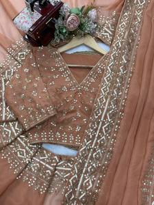 Sari de luxe pêche poudré à bordure de sequins avec chemisier brodé lourd, tenue ethnique élégante pour réception et mariée pour femme - Product Image 6