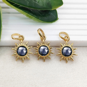 Pendentif en quartz iolite plaqué or avec breloques en forme de soleil, serti de pierres rondes, bijou en quartz iolite, breloque soleil en pierre précieuse ronde de 6 mm - Product Image 1