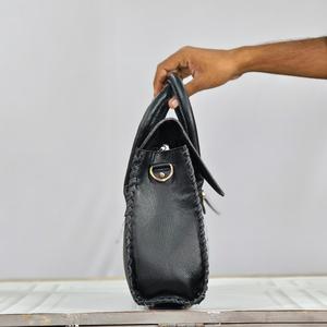 Elegante Bolso Tote de Cuero Genuino con Patrón Bordado y Cierre de Hebilla para Uso Diario - Product Image 4