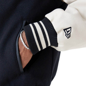 Chaqueta Bomber Varsity Premium Personalizada, Material Exterior de Lana, Mangas de Cuero, Peso Pesado, con Parches Bordados en Chenilla - Product Image 4