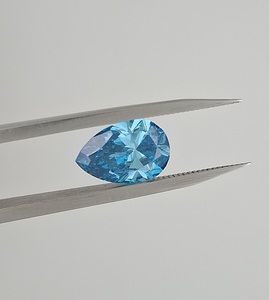 พลอยสังเคราะห์ทรงลูกแพร์ สีฟ้าเข้ม 1 กะรัต รับรองโดย IGI ผลิตในห้องปฏิบัติการด้วยวิธี CVD HPHT ความสะอาดระดับ VS1 สำหรับงานหมั้น - Product Image 3