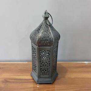 โคมไฟเหล็กทำมือดีไซน์งานฝีมือ พร้อมลวดลายสลักตกแต่งสีเทา สำหรับตกแต่งบ้าน - Product Image 1