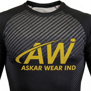 เสื้อแรชการ์ดแขนยาวสำหรับผู้ชาย ยี่ห้อ Askar Wear ลายพิมพ์ซับลิเมชั่น แห้งเร็ว สีดำ เทา ลายคาร์บอน พร้อมโลโก้ด้านหน้า - Product Image 2