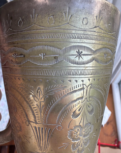Mug vintage en argent plaqué, gravé de motifs floraux, avec poignée et base sur pied. Magnifique carafe en laiton doré poli, au design traditionnel raffiné. - Product Image 6