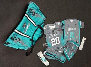Ensemble d'uniformes de football américain personnalisés avec sac de sport pour l'équipe, maillot sublimé, pantalon, maillot d'entraînement, short et chaussettes - Product Image 4