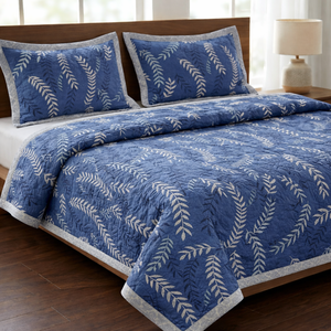 Juego de Cubrecama Acolchado con Estampado de Hojas Azules, Tamaño King, Edredón de Microfibra Suave, Juego de Edredón con Fundas de Almohada, Ropa de Cama de Lujo y Duradera - Product Image 1