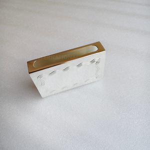 Boîte d'allumettes de sécurité en laiton dorée, moderne et luxueuse, pour mariage, avec logo gravé, personnalisée, écologique, durable et résistante à l'eau - Product Image 4