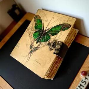 Diario de tapa dura vintage con diseño de mariposa verde, cuaderno de regalo con encuadernación cosida a mano en cuero genuino, Rajasthan - Product Image 1