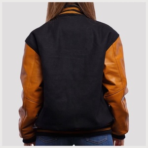 Veste universitaire classique en laine noire avec manches en cuir doré vieilli, col et poignets côtelés, grande taille, design OEM personnalisé, veste pour femme - Product Image 6