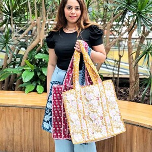 Sac fourre-tout matelassé en coton, imprimé à la main, motif floral indien, fait main, grand sac à bandoulière, vente en gros, pour la vie quotidienne, les courses et la plage - Product Image 1