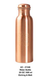 Botella de Cobre Puro Grabada a Mano con Cuerpo Curvo Liso para una Bebida Saludable - Product Image 4