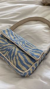 Sac à bandoulière en toile à motif vertical rayé bleu clair et bordeaux avec perles de verre, sacoche à rabat pour femme - Product Image 5