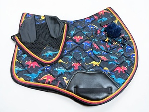 Ensemble de tapis de selle de dressage pour chevaux, motif dinosaure sauteur, fait main, avec bonnet et housse de casque assortis - Product Image 2