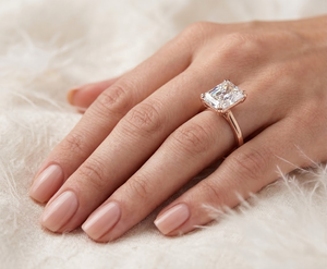 Bague de fiançailles solitaire en or massif 14 carats avec diamant de laboratoire taille radiant certifié IGI de 2,5 carats, couleur E-F, pureté VVS, sertie à griffes - Product Image 5