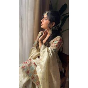 Conjunto elegante para mujer crema con bordado intrincado y encanto atemporal - Product Image 1