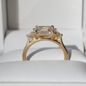 Anillo de compromiso de oro blanco de 10 quilates con moissanita de corte esmeralda y piedras triangulares laterales, anillo de tres piedras de oro macizo para mujer - Product Image 5