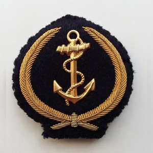 Écusson brodé circulaire bleu marine avec motif ancre et corde dorés, à coudre sur tissu, pour chapeaux, sacs et événements - Product Image 4
