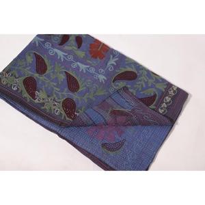 ผ้าห่มปูเตียงลายดอกไม้สไตล์โบฮีเมียน ลาวินาส คันธา ซูซานี ปักลายด้วยมือ ทำจากผ้าฝ้ายวินเทจ เป็นมิตรกับสิ่งแวดล้อม ซักได้ ผลิตในอินเดีย - Product Image 6