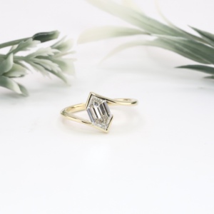 Anillo de lujo de oro amarillo con diamante hexagonal, diseño clásico de bisel solitario envolvente, joyería fina para mujer, regalo al por mayor - Product Image 1