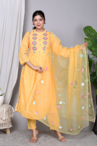 Salwar Kameez en coton brodé floral jaune, taille élastique mi-haute, longueur genou, pantalon assorti, talons transparents, décontracté, été - Product Image 2