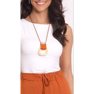 Collier en résine haut de gamme fait à la main, bijoux élégants avec durabilité et confort pour de longues heures - Product Image 1