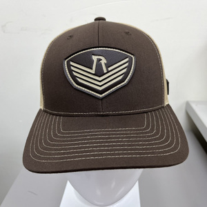 Casquette Trucker en Maille Marron/Kaki avec Patch Logo en Cuir Gaufré, 6 Panneaux, Réglable, Unisexe, Style Décontracté, Fabriquée au Vietnam - Product Image 1