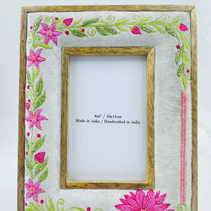 Cadre photo vertical moderne en bois et tissu, fait main, de luxe, brodé et perlé, léger et durable – Collection Printemps – Meilleures ventes - Product Image 1