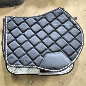 Tapis de selle de dressage matelassé bleu clair avec bordure noire, doublure polaire, équipement équestre d'entraînement pour chevaux, personnalisable par sublimation - Product Image 4