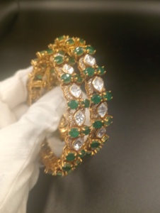 กำไลข้อมือเงินชุบทองสำหรับผู้หญิง AMAIRA JEWELS ประดับด้วยพลอยสีเขียวและเพชรซิคอนทรงหยดน้ำ เหมาะสำหรับเป็นเครื่องประดับหมั้น - Product Image 3