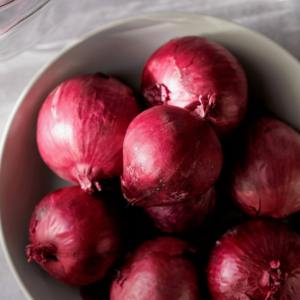 Oignons frais à vendre en gros, oignons frais emballés avec une saveur naturelle, texture croustillante de haute qualité et fraîcheur prolongée - Product Image 3