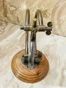Lupa de Escritorio Vintage con Base de Madera y Soporte de Latón Ajustable para Oficina y Lectura - Product Image 1