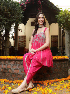Conjunto Tradicional Indio de Kurti Rosa Bordado de Secado Rápido con Pantalones Dhoti, Corte Regular, Largo hasta la Rodilla, en Rayón, para Mujer, Ideal para Diwali - Product Image 3