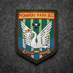Mowbray Park B.C. Écusson brodé à coudre en tissu avec cygne et rayures pour vêtement - Product Image 1