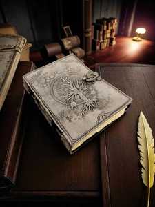 Diario de cuero hecho a mano con grabado de árbol y motivos celestiales - Product Image 2