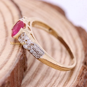 Bague solitaire ovale en or jaune massif 14 carats avec rubis naturel rouge semi-sertie et accent diamant, bijoux fins pour femme, vente en gros - Product Image 2