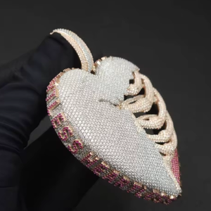 จี้รูปหัวใจ 3 มิติ ขายดี ประดับเพชรโมอิสซาไนต์แท้ จี้รูปหัวใจแบบกำหนดตัวอักษรได้ สไตล์ฮิปฮอปสำหรับผู้ชาย ดีไซน์เงินแท้ 925 ประดับเพชร - Product Image 5