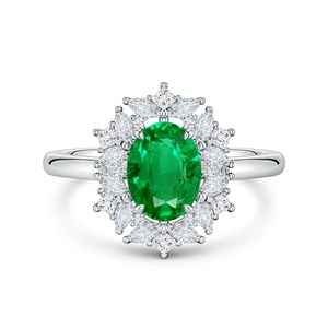 แหวนทองคำแท้ 14K สำหรับผู้หญิง ดีไซน์คลาสสิกทรงวงรี ประดับมรกตสีเขียว พร้อมเพชรรูปทรงต่างๆ ประดับรอบเพชรทรงกลมเจียระไนแบบบริลเลียนท์ เหมาะสำหรับเป็นแหวนหมั้น - Product Image 1