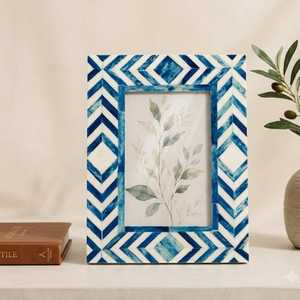 Porte-photos décoratif artisanal en résine et os incrusté, motif mosaïque élégant, pour espaces modernes - Product Image 1