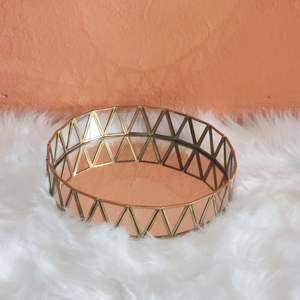 ถาดตกแต่งกระจกทรงกลมสีทองหรูหรา |   กล่องเก็บเครื่องสำอางแก้วลายลูกฟูก |   ถาดโชว์เครื่องประดับน้ำหอมสุดหรู - Product Image 1