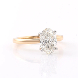 Bague de fiançailles ovale en diamant de laboratoire, avec bande bifurquée et pavé de diamants sur les côtés, design moderne et élégant, pierre centrale en évidence - Product Image 5