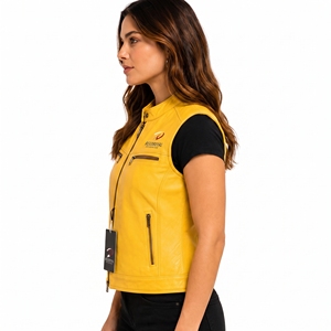 Chaleco de cuero sin mangas para mujer con forma elegante, superficie lisa, botones resistentes y ajuste cómodo para actividades casuales al aire libre. - Product Image 3