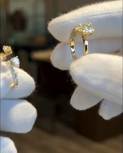 Anillo de compromiso solitario de moissanita 925 de oro amarillo con corte de pera y banda de boda abierta con corte de pera para exportación al por mayor - Product Image 2
