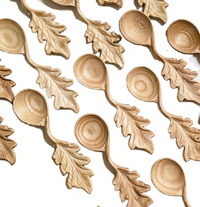 ช้อนไม้สนเวียดนามพร้อมด้ามแกะสลักลายใบไม้ สำหรับใช้ในครัว ทำอาหาร และเสิร์ฟ - Product Image 1